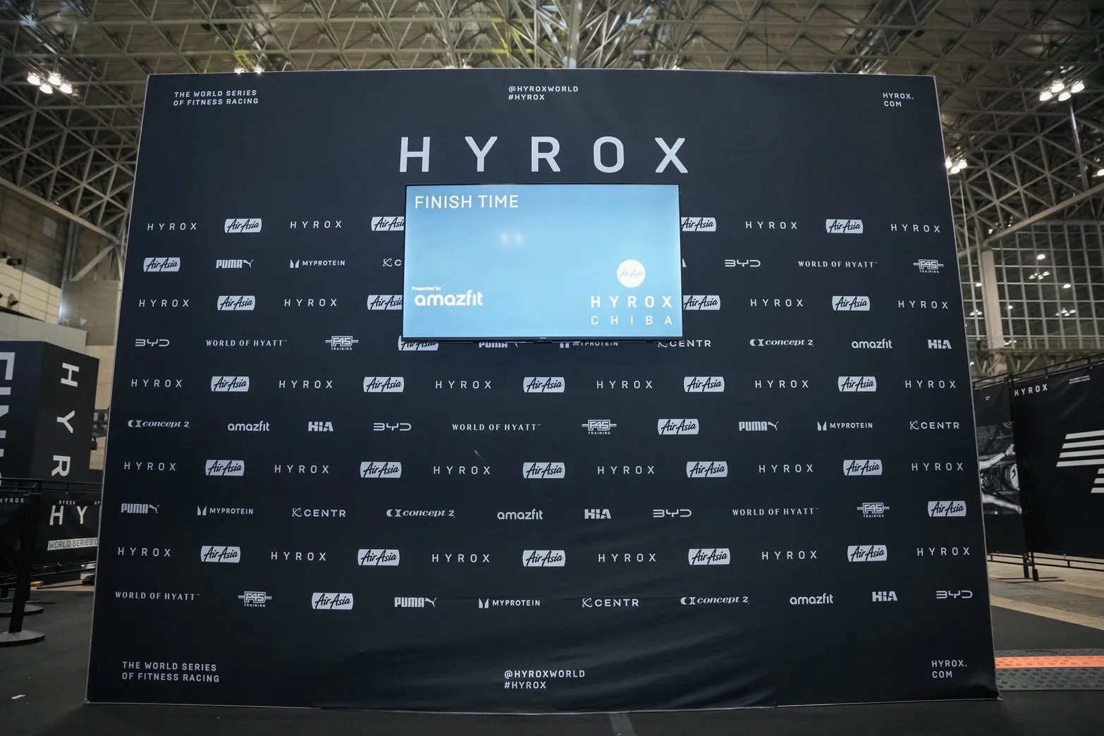 仲間と一緒にHYROXのトレーニングを楽しむ様子