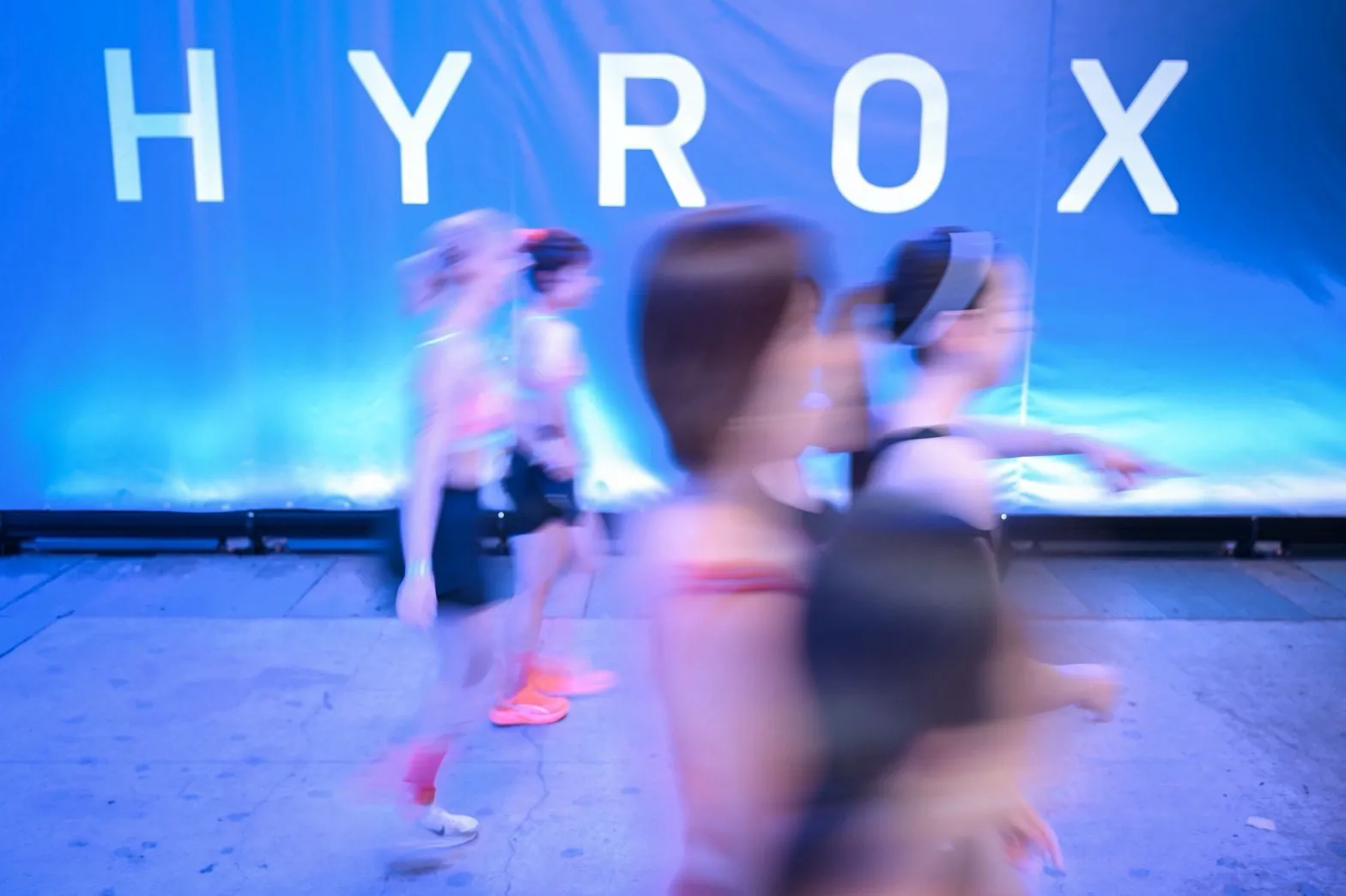 仲間と一緒にHYROXのトレーニングを楽しむ様子
